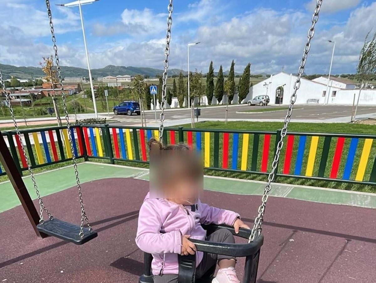Columpios del parque infantil de Herrera del Duque con el cementerio de fondo