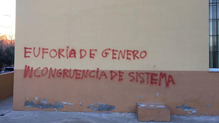 Pintadas a favor de la libertad sexual infantil en la iglesia del patrón de Cartagena