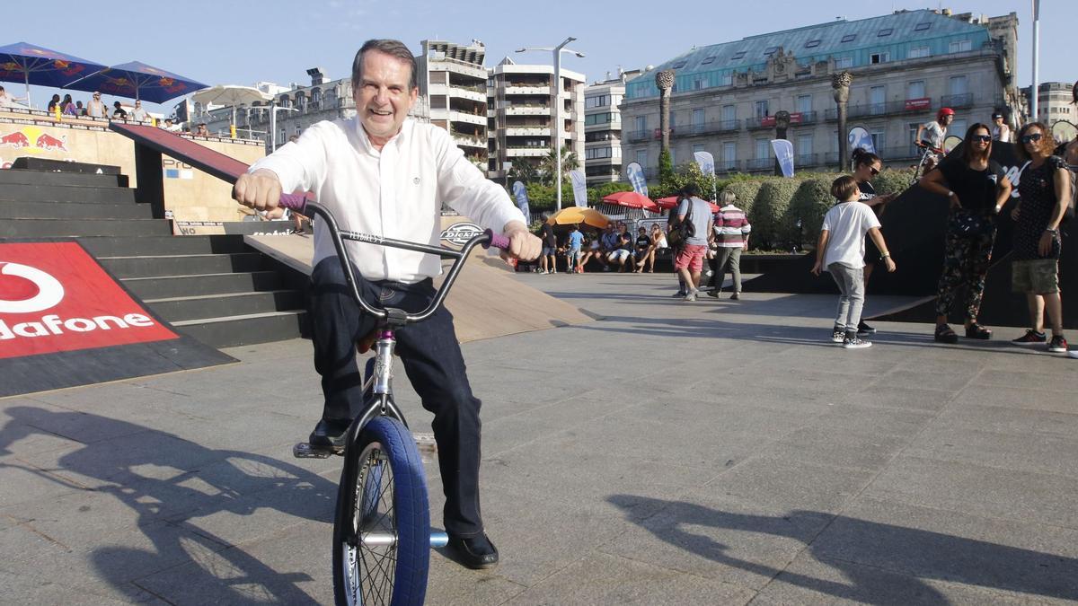 Abel Caballero montado en una BMX durante O Marisquiño