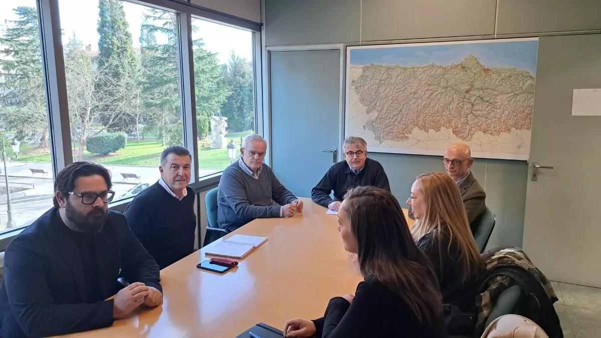 Reunión entre el director de Ordenación del Territorio, Ignacio Ruiz Latierro, el alcalde de Llanes, Enrique Riestra, y otras autoridades, el pasado mes de febrero.
