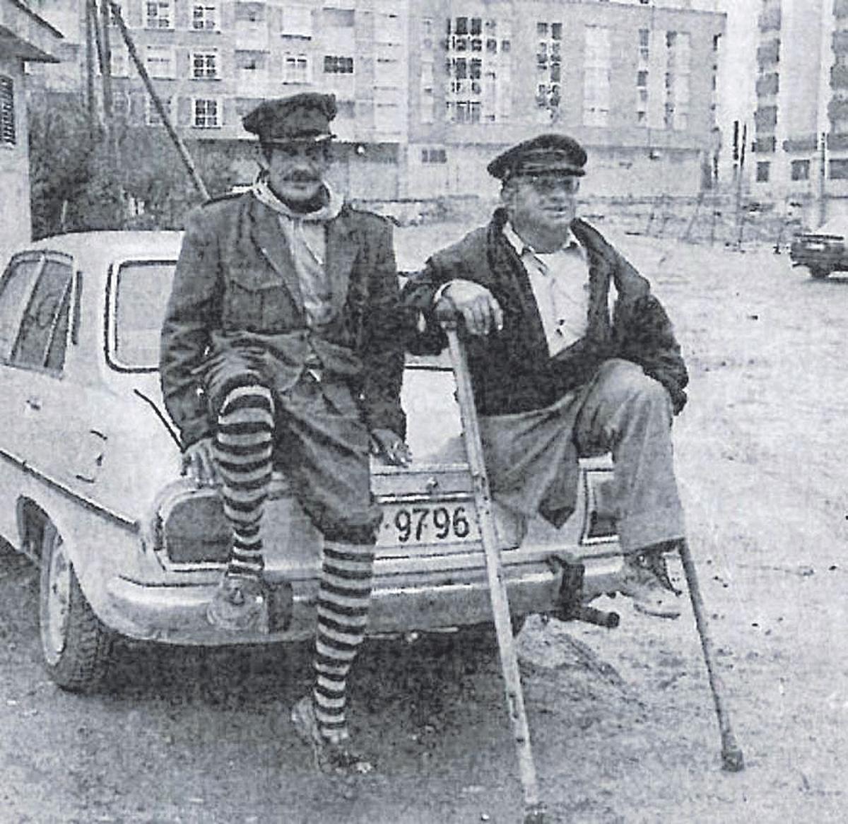 Dos guardacoches en un solar del centro de Murcia.