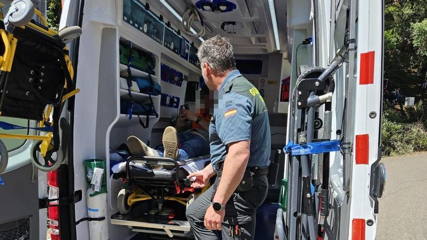 La Guardia Civil auxilia a un espectador del Rally Sierra Morena tras fracturarse una pierna en una zona de difícil acceso de Córdoba