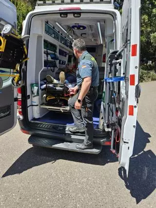 La Guardia Civil auxilia a un espectador del Rally Sierra Morena tras fracturarse una pierna en una zona de difícil acceso de Córdoba