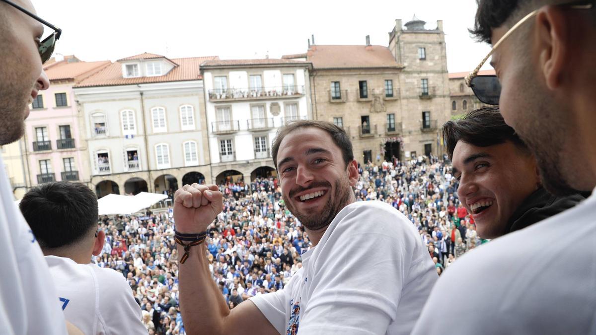 Apoteósico recibimiento del Real Avilés en el Ayuntamiento: "Significa mucho lo que habéis logrado"