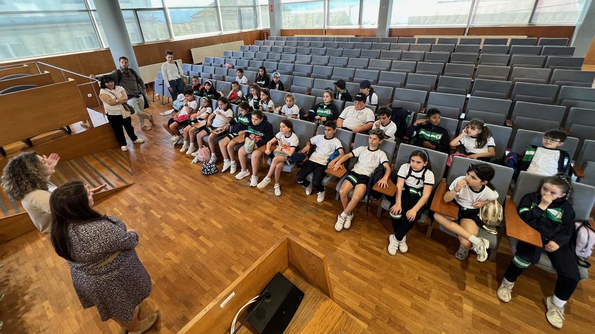 Alumnos del Sagrada Familia conocen el funcionamiento del Concello de Cangas.