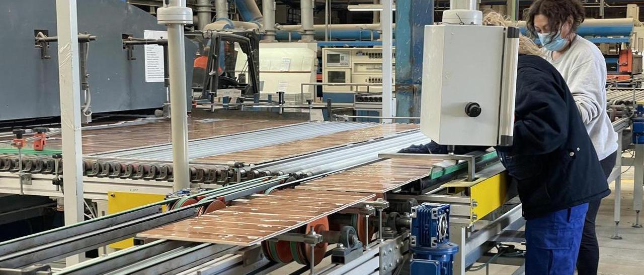 Línea de producción en una industria cerámica de Castellón.