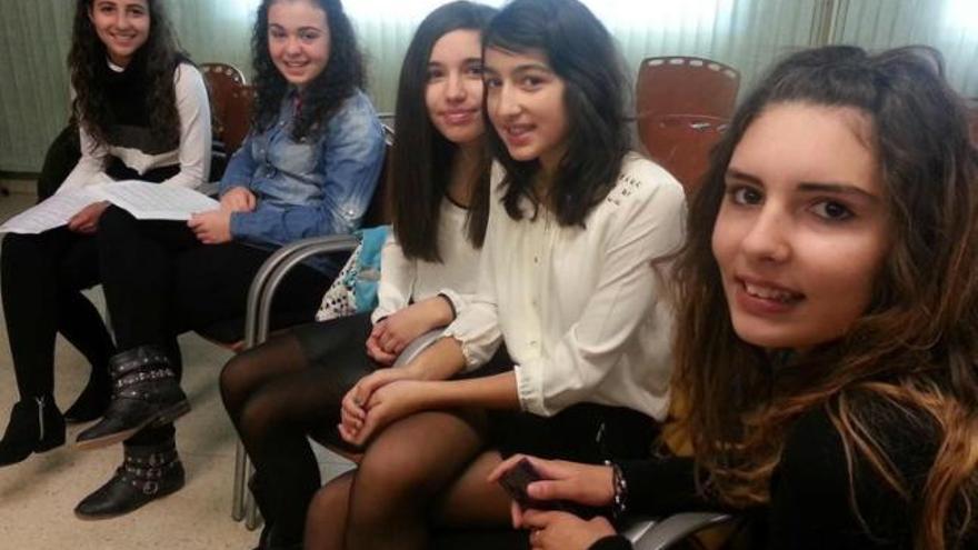 Alicia Gracia, Bárbara Pérez, Julia Bermúdez, Rebeca Rilo y Leticia Guerra, en el colegio de San Antolín de Ibias.