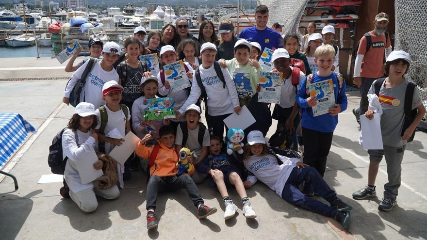 Los alumnos participaron en el proyecto de avistamiento de escualos para poner fin a la XXIX edición de la Setmana del Mar, ayer, en Sant Antoni. | CNSA