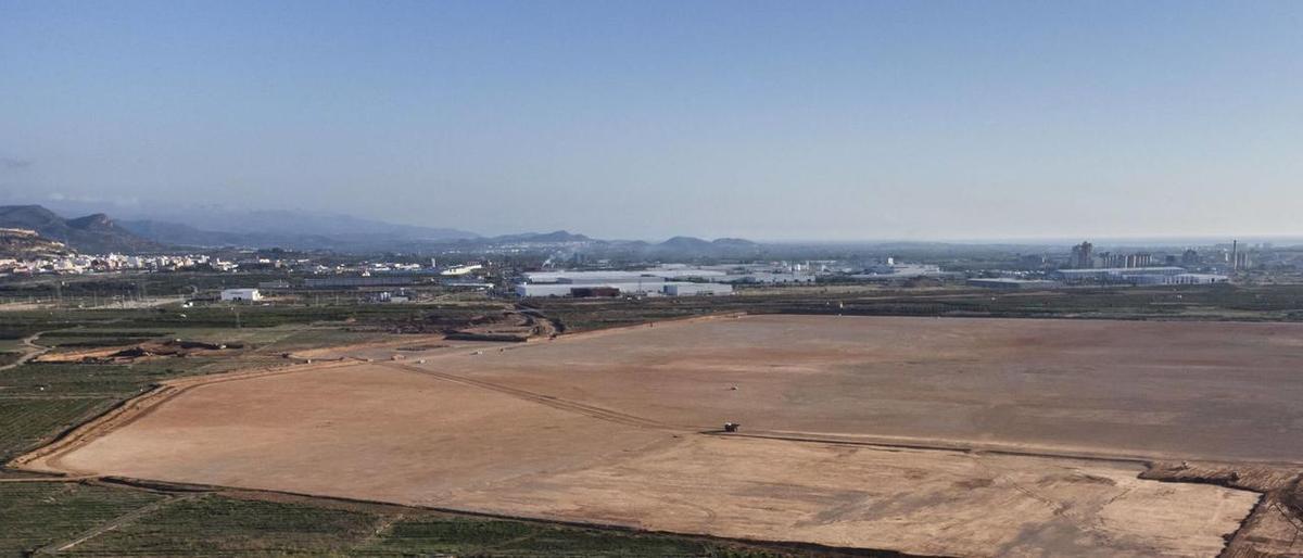 Vista aérea de la parcela en Parc Sagunt donde ya se está levantando la gigafactoría de Volkswagen, el pasado viernes. Vista aérea de la parcela en Parc Sagunt donde ya se está levantando la gigafactoría de Volkswagen, el pasado viernes.