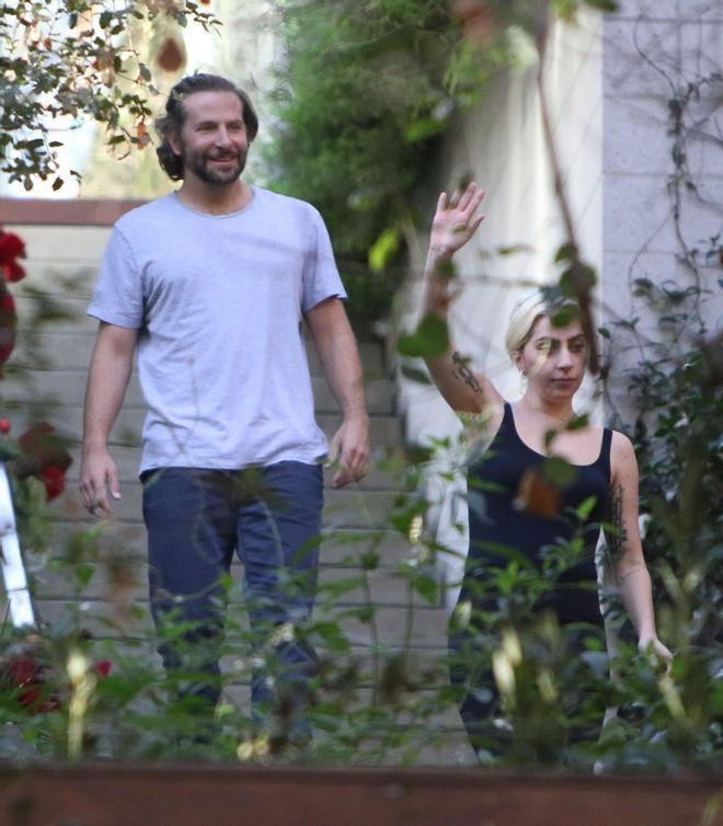 Lady Gaga y Bradley Cooper trabajando en vacaciones