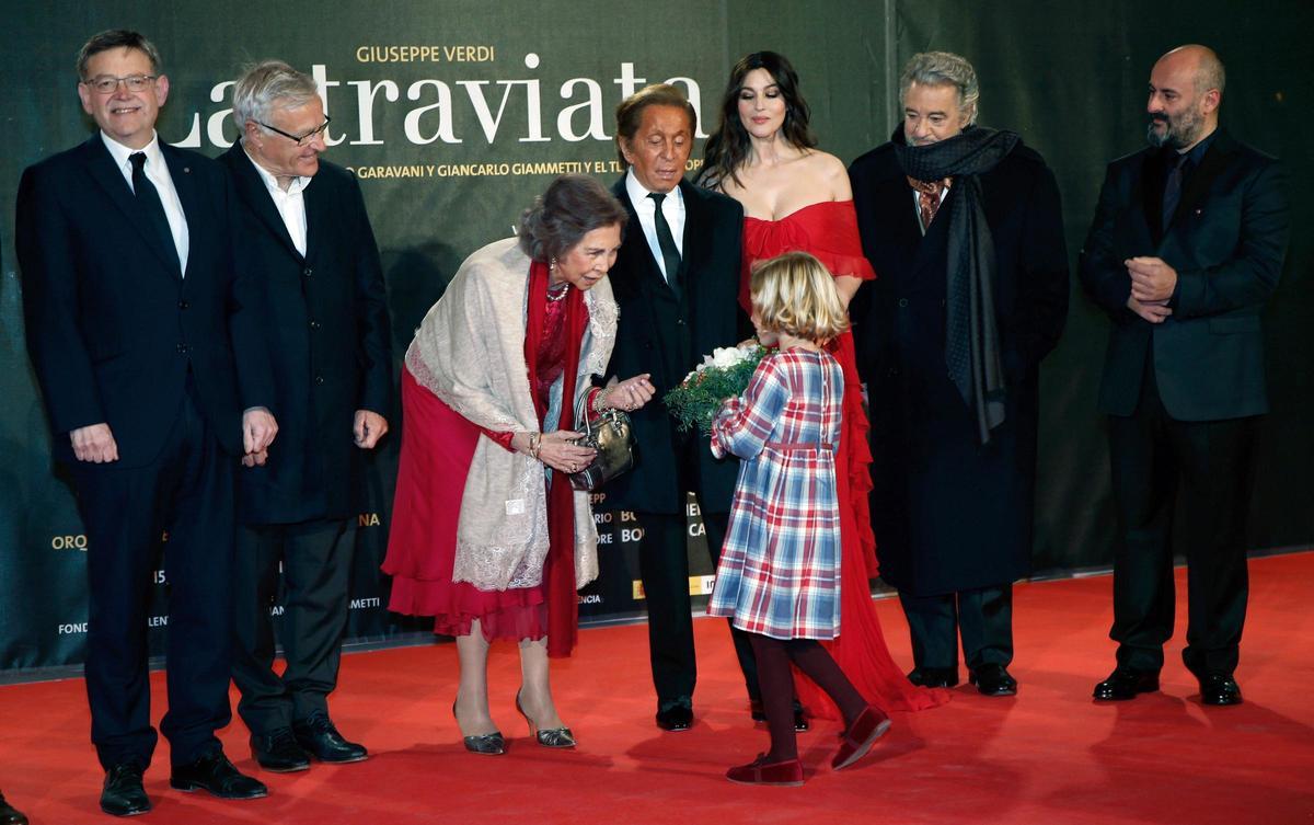 La noche en la que Valentino vistió Les Arts de alta costura con el estreno de 'La Traviata'