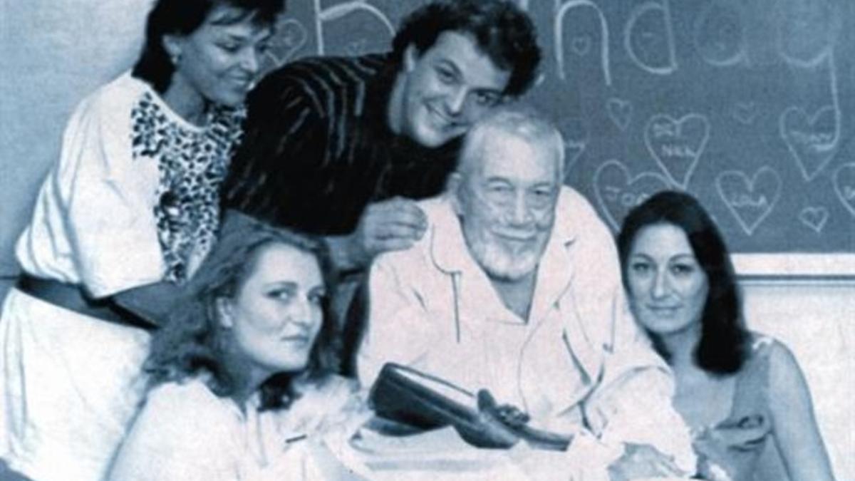John Huston, con sus hijos Danny, Allegra (agachada) y Anjelica, y Zoe Sallis (madre de Danny), en 1987.