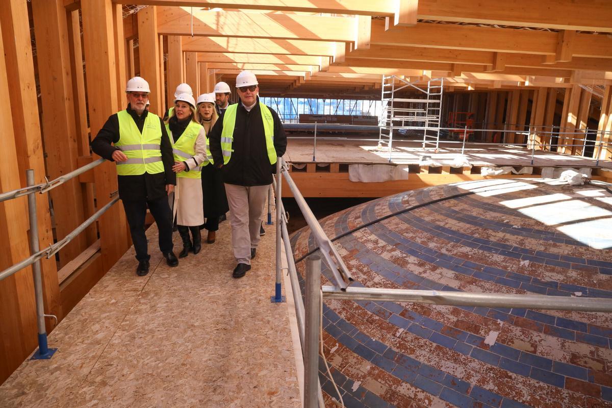 La consejera de Economía de la Junta de Andalucía, Carolina España, y la consejera de Cultura y Deporte, Patricia del Pozo, han visitado esta mañana las obras de la cubierta de la Catedral de Málaga, junto al obispo de Málaga, Monseñor José Antonio Satué.