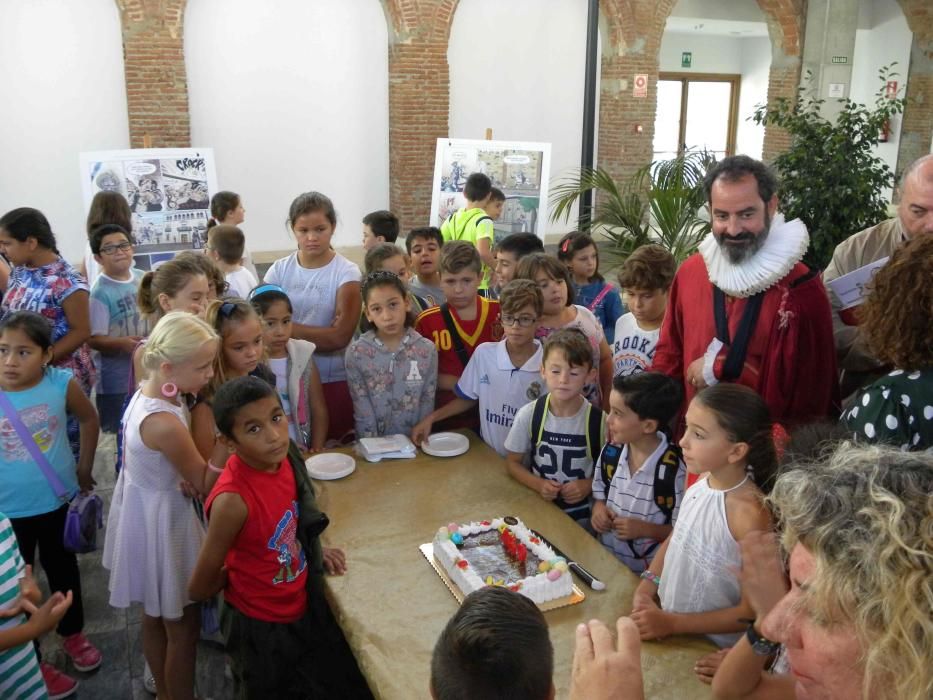 Más de 300 escolares han participado en la fiesta del 469 cumpleaños de Miguel de Cervantes en el interior del antiguo Mercado Minorista de Vélez-Málaga