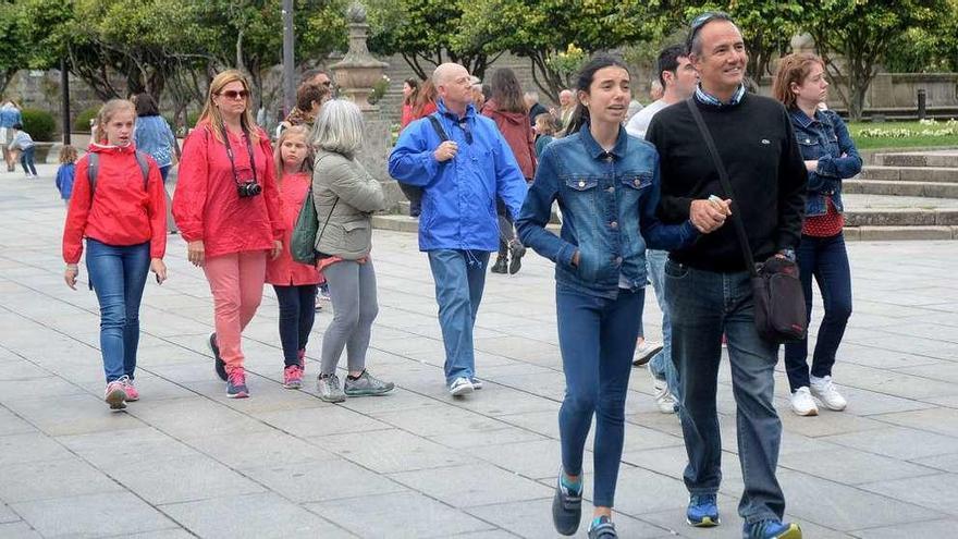 Turistas de paseo por el centro histórico de Pontevedra. // Rafa Vázquez