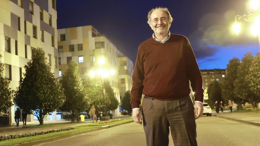 Pedro Quirós, en la Losa, cerca de su clínica veterinaria.