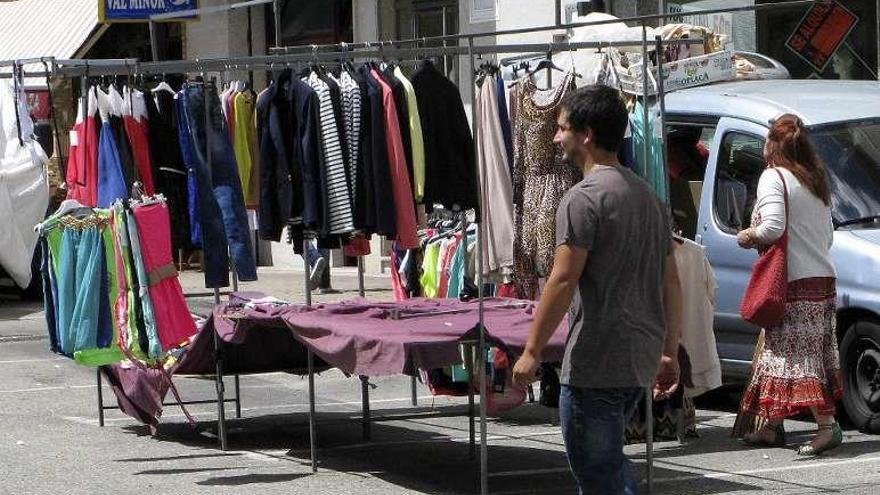 Una imagen del actual mercadillo de los lunes en Gondomar. // J. Lores