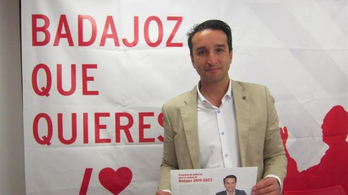 Cabezas presenta un programa en Badajoz con 200 medidas presupuestadas &quot;hasta el último céntimo&quot;