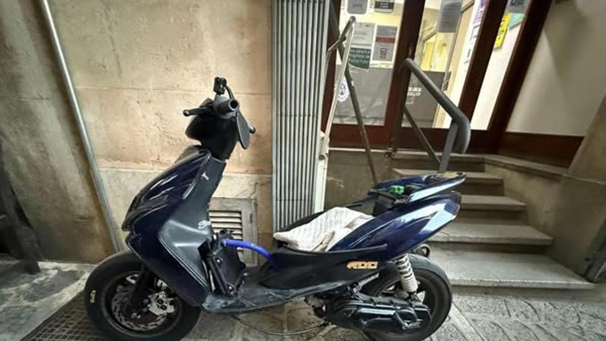 El ciclomotor intervenido por la Policía Local de Soller.