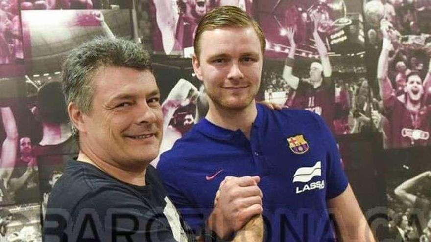 Aron Palmarsson, ayer junto a Xavi Pascual &quot;Pasqui&quot;, durante su presentación con el F.C.Barcelona Lassa. // Paco Largo-FCB