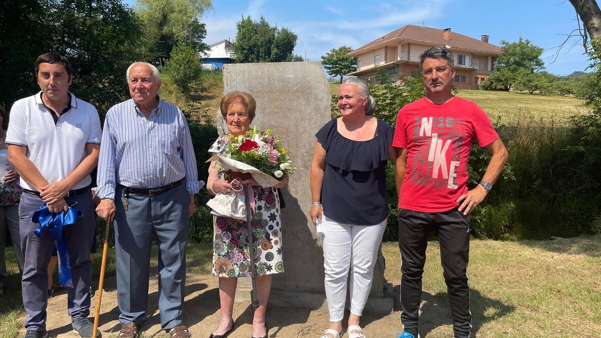 &quot;Tinina&quot;, con su familia y con el alcalde, Gerardo Sanz, y la edil Eva María Pérez