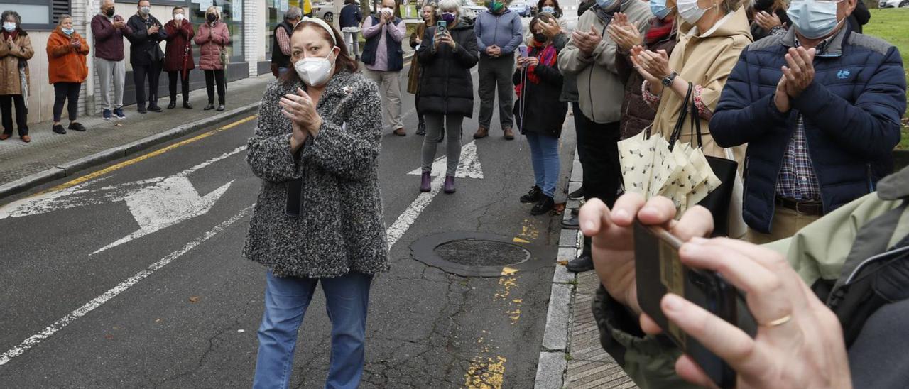 Vecinos de San Claudio cortando la calle principal de la localidad durante la mañana del lunes. | Luisma Murias