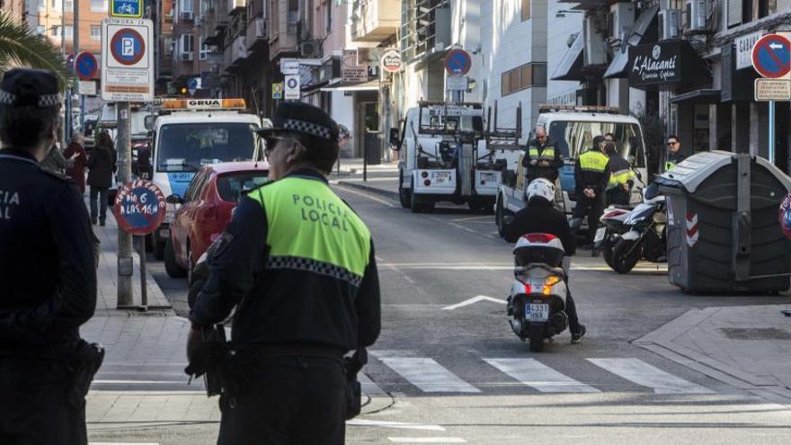 Policías en la calle Tucumán, afectada por la carrera.