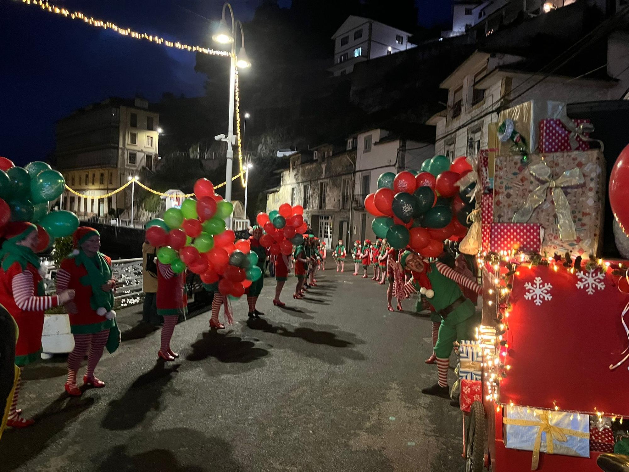 En imágenes: El espectacular desfile de Papá Noel por las calles de Luarca