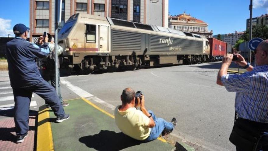 Vilagarcía se cita con la historia: el tren cruza la capital