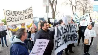 VÍDEO | Veïns de la Font de la Pólvora protesten davant d'Endesa per reclamar "solucions als talls de llum continus"
