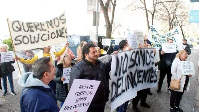 VÍDEO | Veïns de la Font de la Pólvora protesten davant d'Endesa per reclamar "solucions als talls de llum continus"