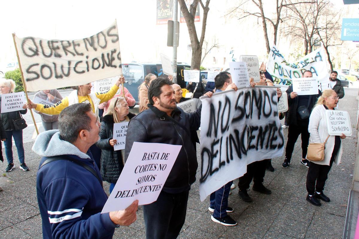 Les imatges de la protesta dels veïns de la Font de la Polvora davant l'oficina d'Endesa