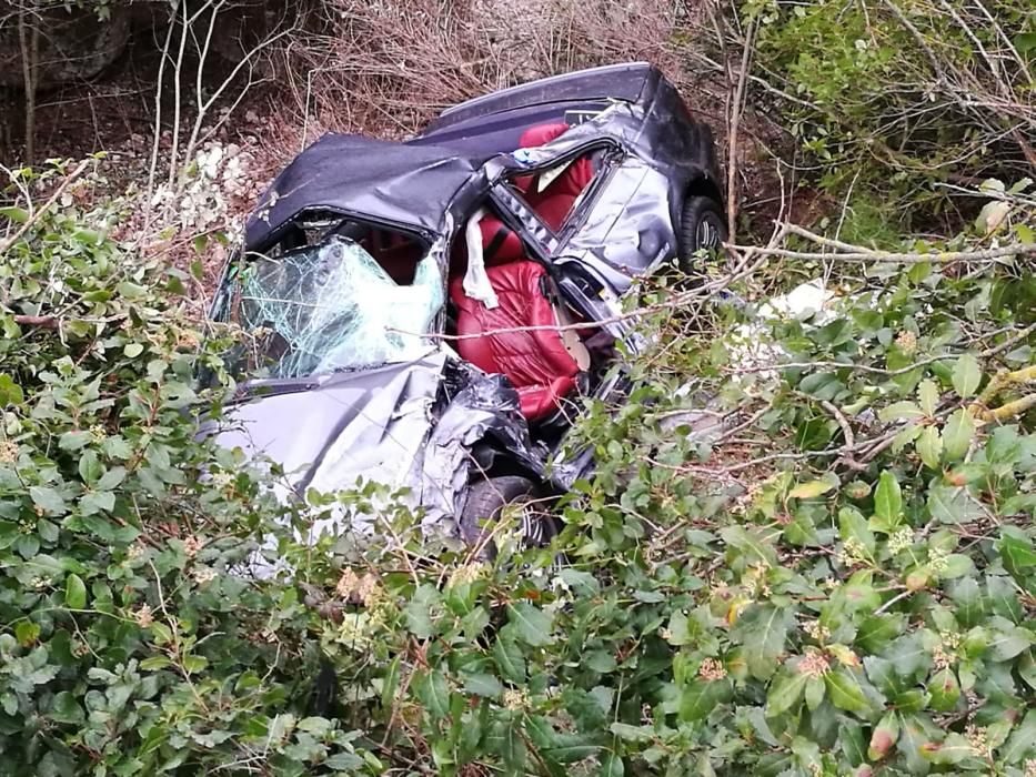 Un cotxe cau per un barranc de 10 metres