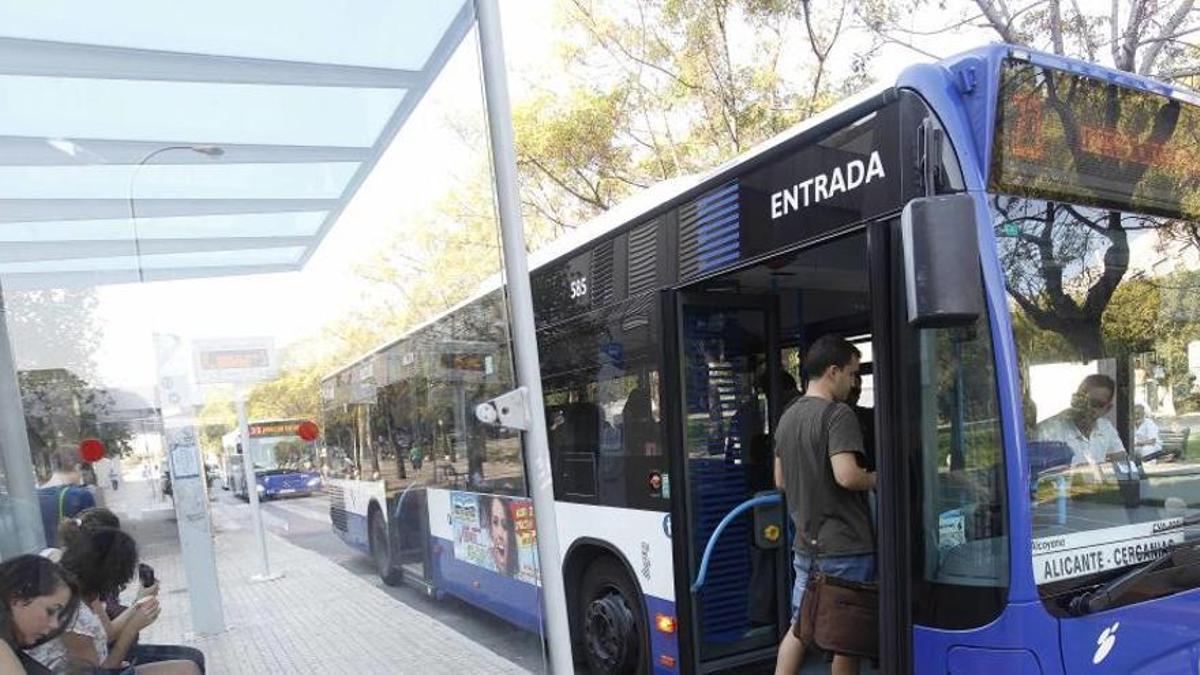 Pasajero subiendo un autobús de la línea 23 en el Hospital del Sant Joan d'Alacant