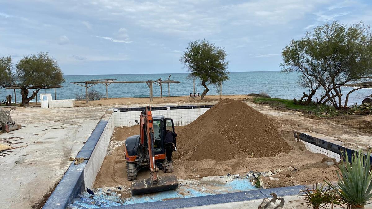 La piscina del Mar y Paz, sepultada por escombros, en una imagen de este miércoles.