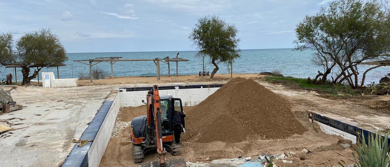 La piscina del Mar y Paz, sepultada por escombros, en una imagen de este miércoles.