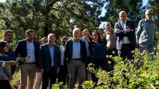 Torres visita las fosas abiertas en Fuencaliente donde se exhumaron los cuerpos de 13 víctimas de la guerra