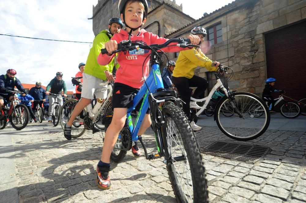 Un pelotón de ciclistas desafía a la lluvia en Cambados