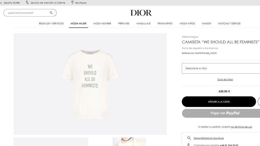 La emblemática camiseta &#039;We Should All Be Feminist&#039; se vende aún en la web de Dior, por 620 euros.