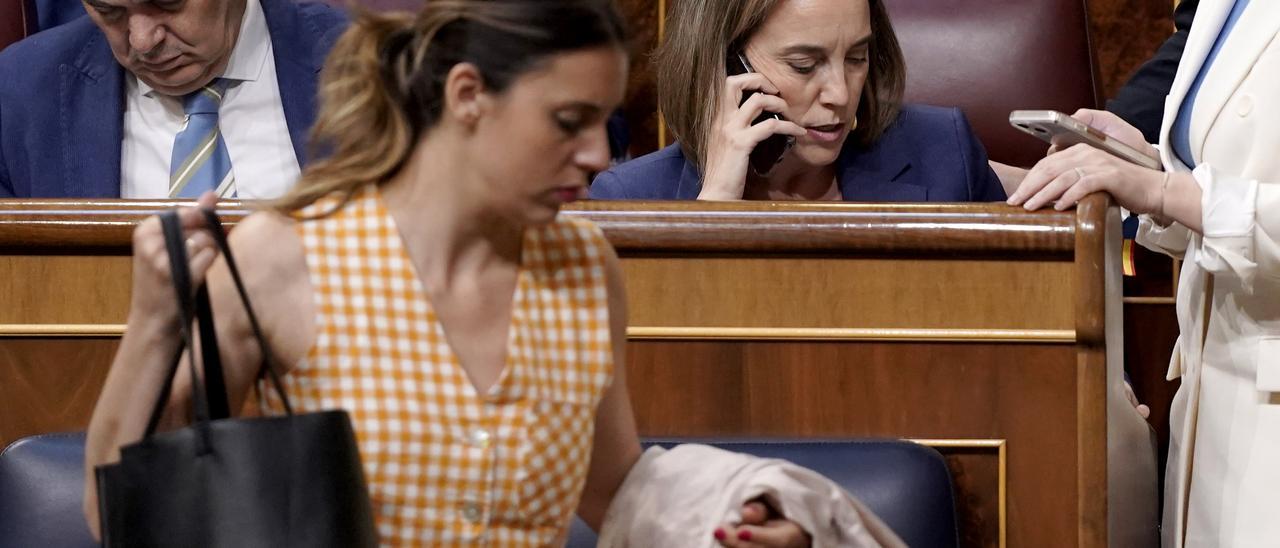 Madrid. 27.04.2023. Pleno en el Congreso de los Diputados. Votación de la Ley de la Vivienda. Cuca Gamarra, Partido Popular e Irene Montero, Podemos.