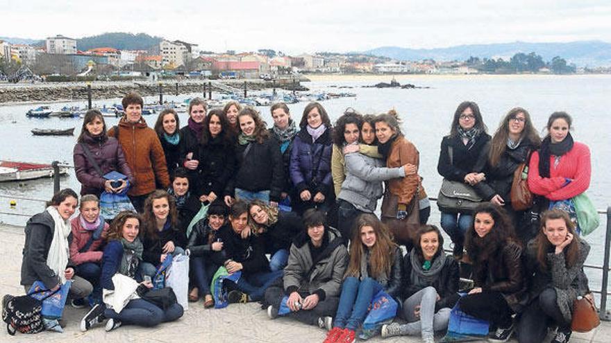 El grupo de 25 alumnas, un alumno y dos profesoras del Liceo italiano, en el puerto de Cangas.  // G. Núñez