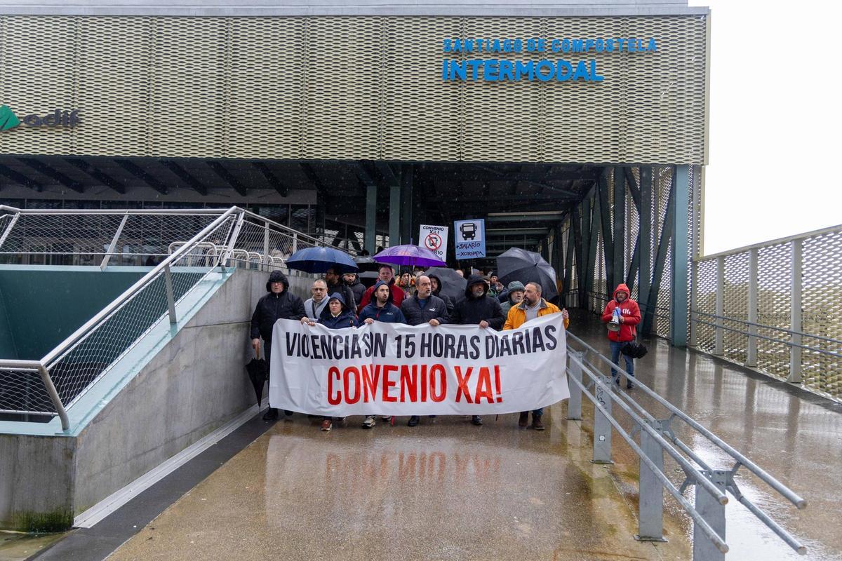 Una concentración de los trabajadores del sector del transporte en la estación intermodal de Santiago