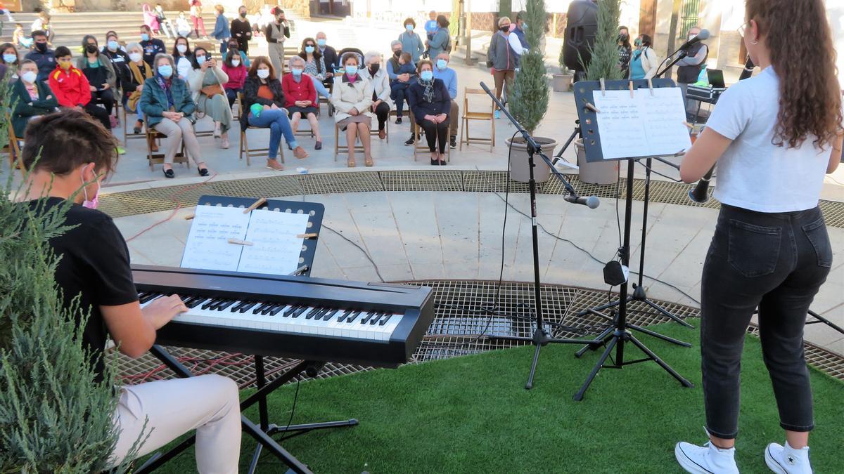Dúo de piano y clarinete en las audiciones de la Plaza del Pueblo en 2021