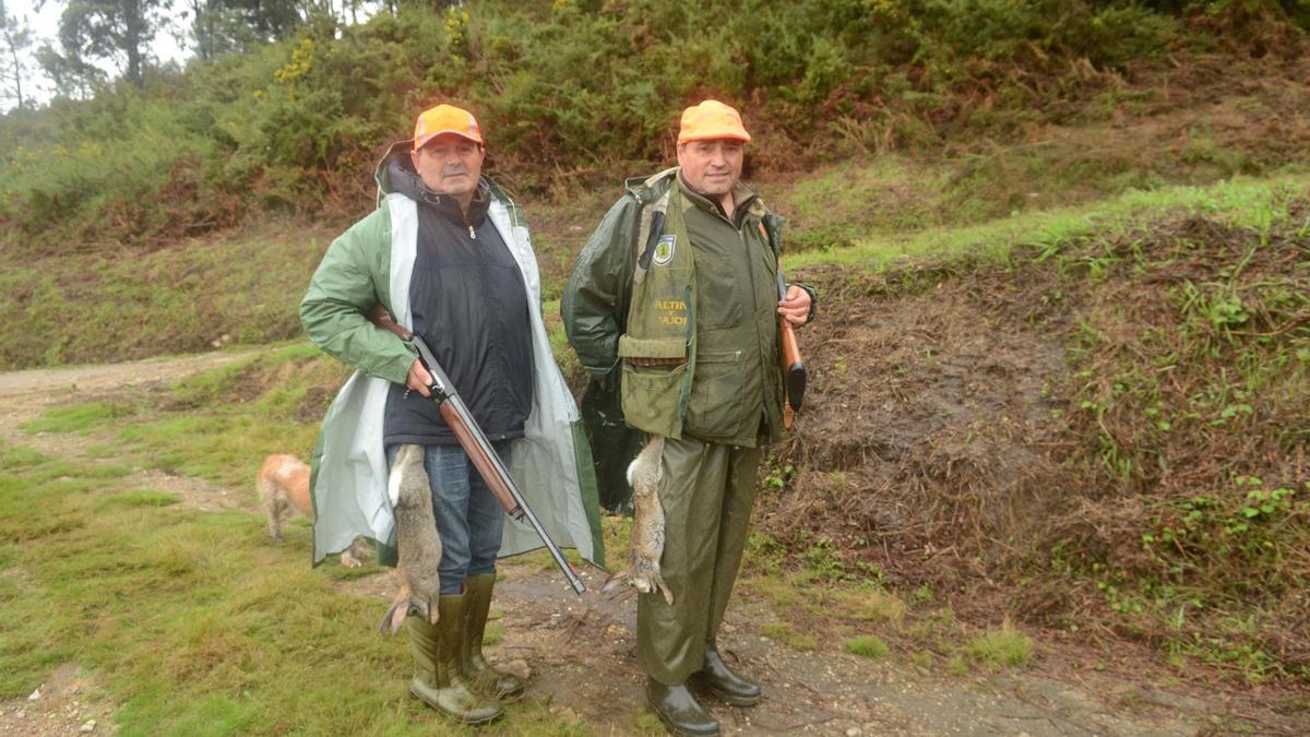 Dos de los cazadores que ayer dieron en la diana.