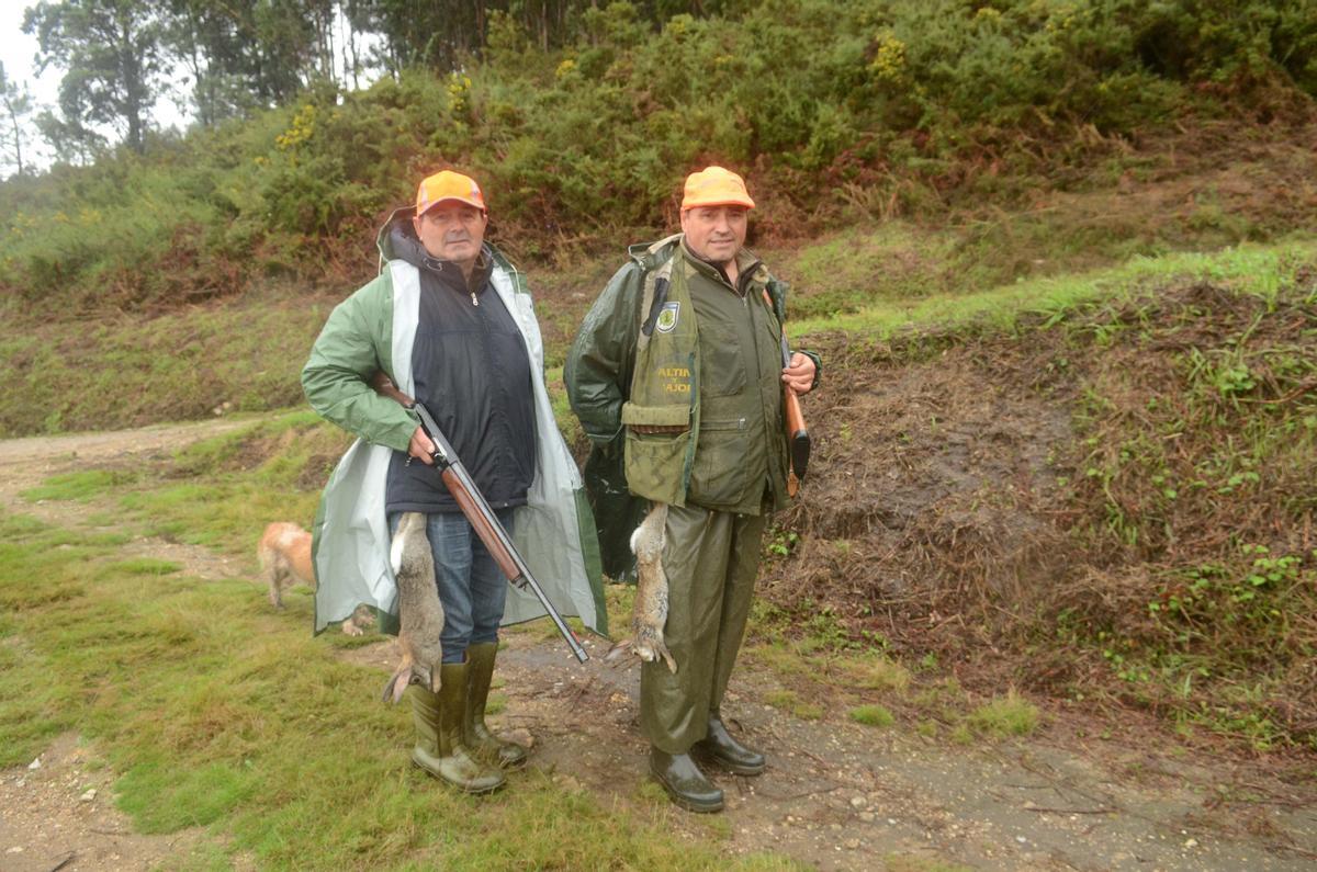 Dos de los cazadores que ayer dieron en la diana.