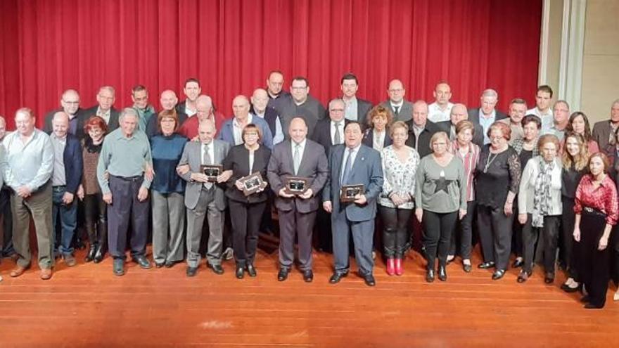 Alcaldes y concejales que asistieron al homenaje.