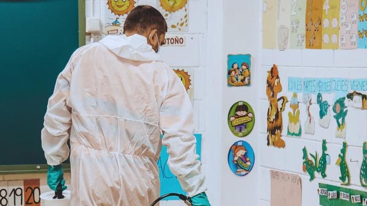 Personal de Sadeco realiza labores de limpieza en un colegio de Córdoba.