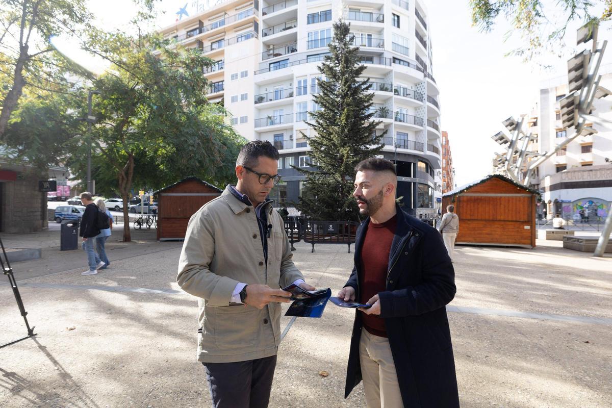 Triguero y Torres hojean el programa de fiestas de Navidad en Vara de Rey