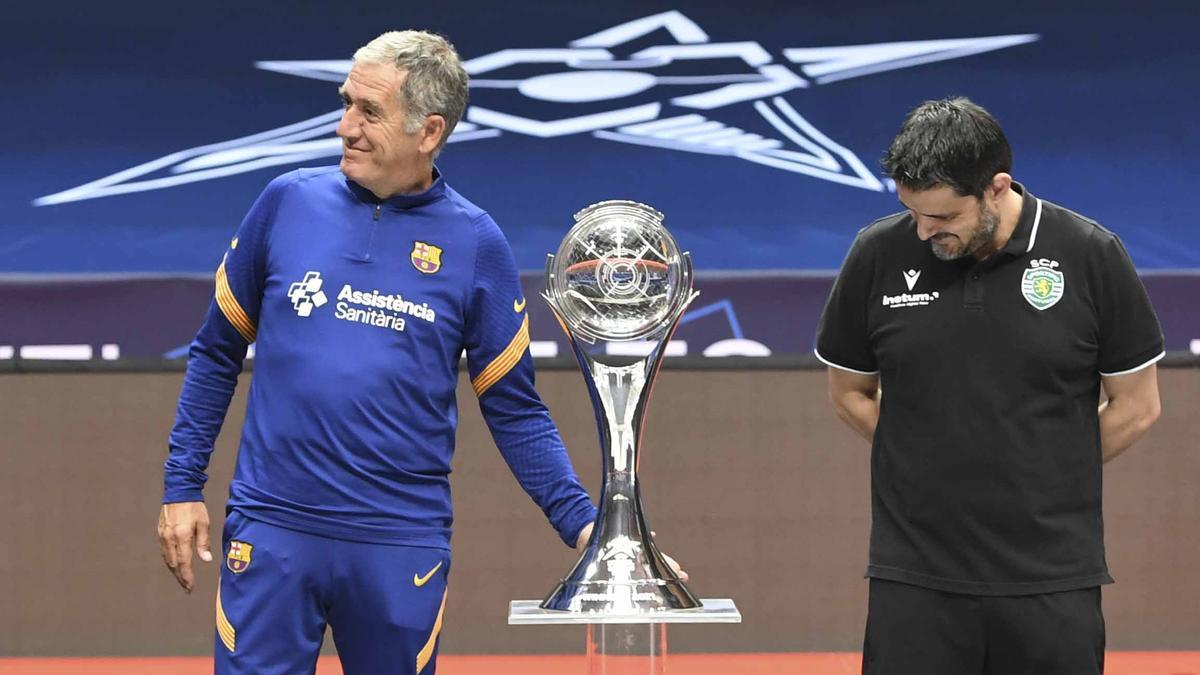 Andreu Plaza sí tocó el trofeo ante la mirada de Nuno Dias