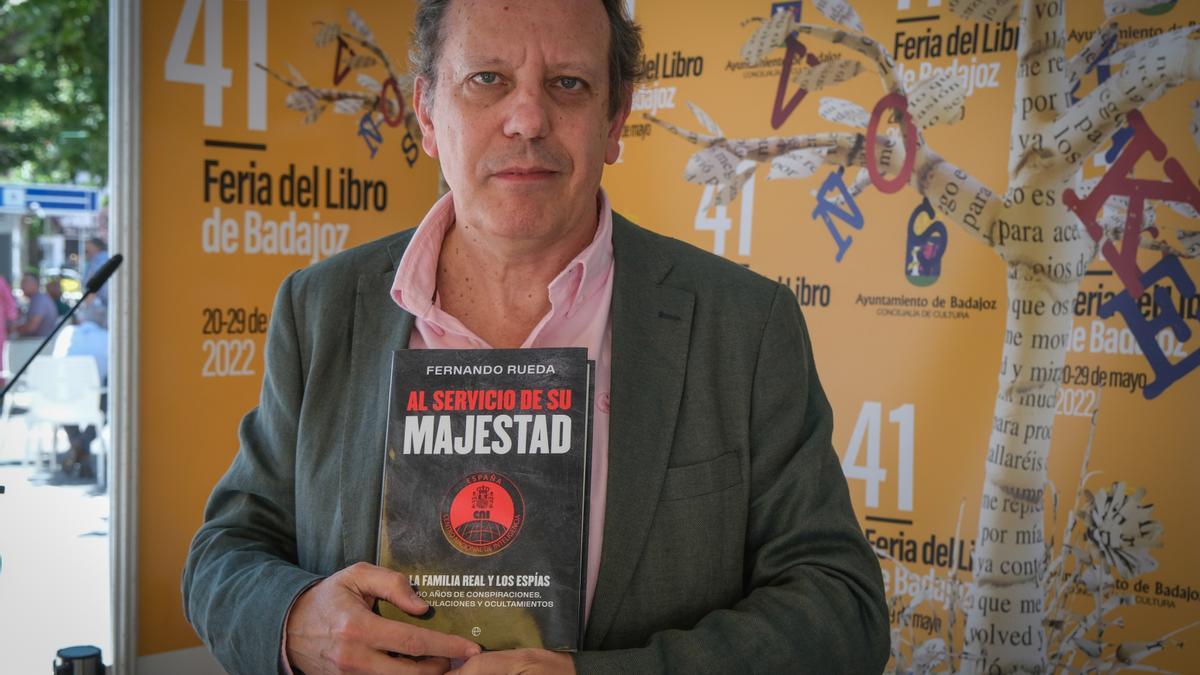 Fernando Rueda, ayer, con su libro Al servicio de su Majestad en la Feria del Libro de Badajoz.